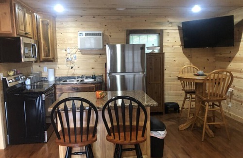New Hope Cabina | Mr Hills Mercantile Cabin with a hot tub