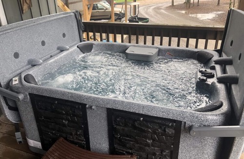 New Hope Cabina | Mr Hills Mercantile Cabin with a hot tub