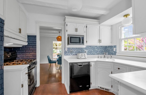 Mount Lebanon Casa | Mt. Lebanon/Luxury/Parking /King Bed/ Sleeps 8