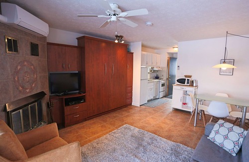 Magog Apartamento | Mt-Orford ski 8.5Km. Walk to old Magog! Lake view w/pools, hot tub, sauna! Quiet