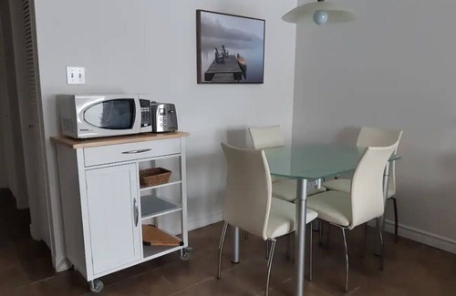 Magog Apartamento | Mt-Orford ski 8.5Km. Walk to old Magog! Lake view w/pools, hot tub, sauna! Quiet
