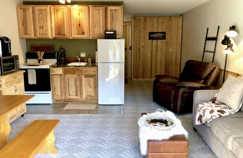 Mead Condominio | Mt Spokane updated Ski Condo WiFi, Pool & Hot Tub~sleeps 4~hike, bike, explore