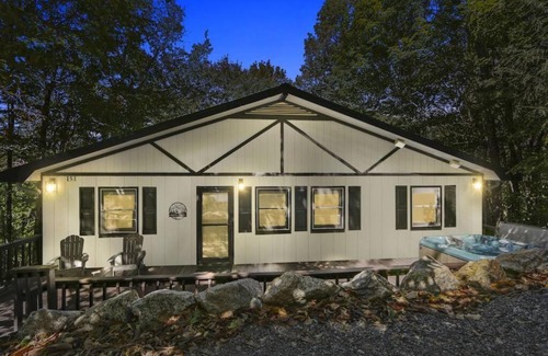 Beech Mountain Chalet De Esquí | Mtn Oasis! HotTub! Pets Approved! 5min to Ski!