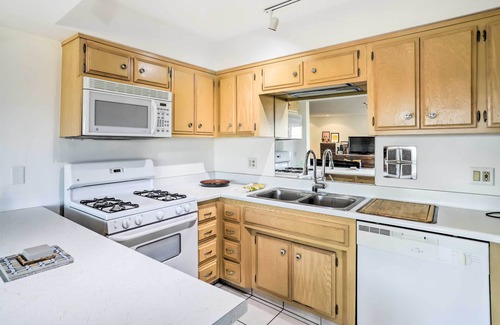 Araby Condominio | Mtn-View Balcony + Pool Access: Palm Springs Gem