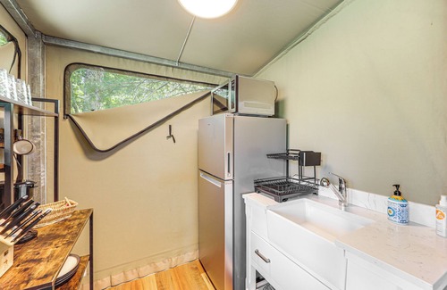 Vilas Cabaña | Mtn-view Deck: Scenic Glamping Getaway Near Boone!