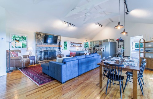 Wolf Laurel Casa | Mtn View - Pet Friendly- Hot Tub- Firepit-Access the AT via Big Bald Mountain.