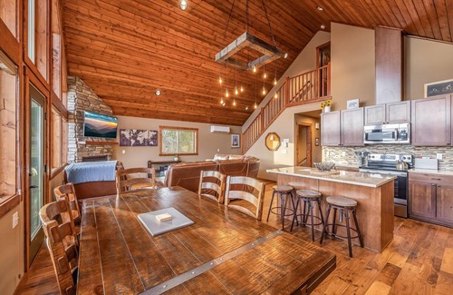 Ronald Casa | Mtn Views & 3rd Nt Free Limited Avail -Pool Access/Spa/GmRm-5mins to Lake