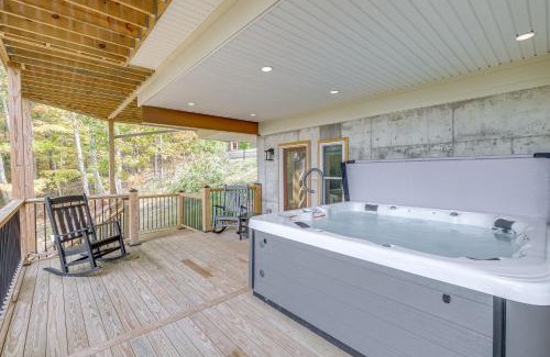 Caldwell Casa | Mtn Views and Spacious Deck! Modern Caldwell Getaway
