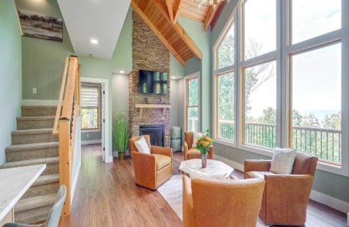 Caldwell Casa | Mtn Views and Spacious Deck! Modern Caldwell Getaway