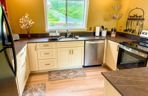 Sunapee Casa | Terraza, porche de 3 estaciones y espectaculares vistas a la montaña.