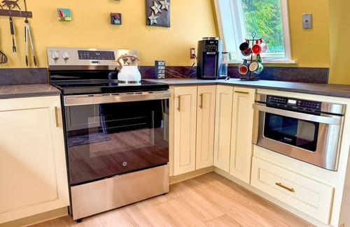 Sunapee Casa | Terraza, porche de 3 estaciones y espectaculares vistas a la montaña.