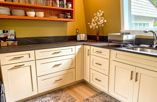 Sunapee Casa | Terraza, porche de 3 estaciones y espectaculares vistas a la montaña.