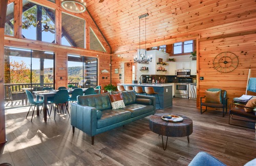 Epworth Cabina | MTN VIEWS! Modern Cabin, Hot tub, Games, Families!