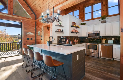 Epworth Cabina | MTN VIEWS! Modern Cabin, Hot tub, Games, Families!