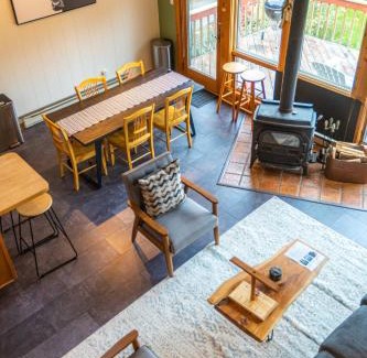 Wilmington Casa | MtSnow , HotTub, Pool, Air Hockey,Ping Pong, Darts
