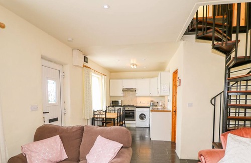 Annagry Cabaña | MULLAGHDERG BANKS, pet friendly in Kincasslagh, County Donegal