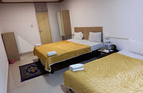 Kambare Complejo | Murlee Pure Veg Resort