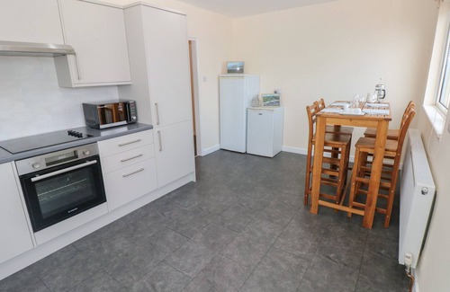 Fishguard Cabaña | MURMUR Y MOR, pet friendly, country holiday cottage in Fishguard