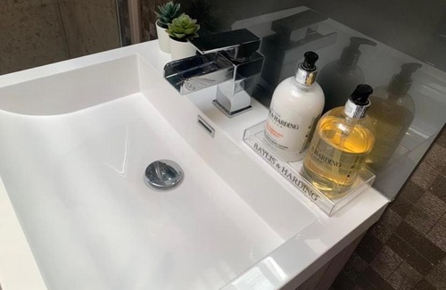 Dogdyke Casa | Muscovy Lodge with Hot Tub at Tattershall Lakes Country Park