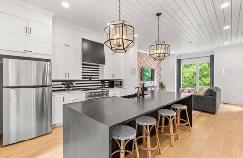 Hope Gardens Casa | Music City Townhome, Skyline View From Rooftop, Perfect For Longer Stays