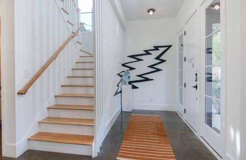 Mount Pleasant Casa | MUSIC MANOR 3-King Beds w Pool mins to Beach&DT