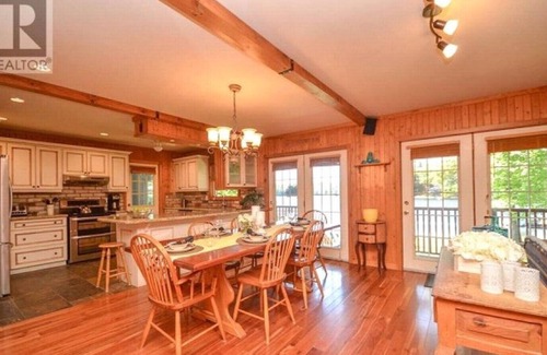 Bala Casa | Alquiler de casa de campo Muskoka en el río Moon!