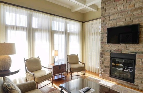 Windermere Cabaña | MUSKOKA-L ROSSEAU.Water front cottage with use of Windermere Resort amentities