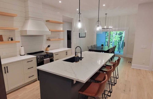 Lake of Bays Cabaña | Muskoka Luxury Cottage Retreat | Beach, Hike, Golf, Ski, Provincial Parks & Town