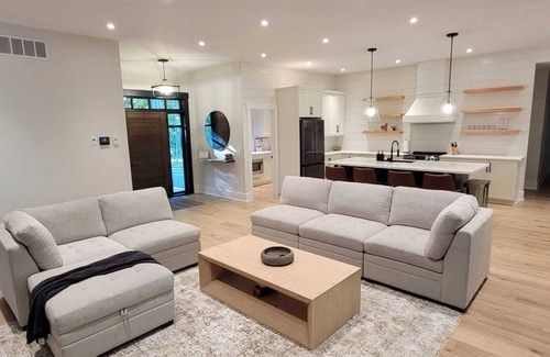 Lake of Bays Cabaña | Muskoka Luxury Cottage Retreat | Beach, Hike, Golf, Ski, Provincial Parks & Town