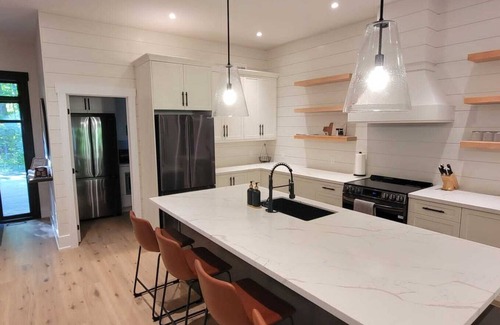 Lake of Bays Cabaña | Muskoka Luxury Cottage Retreat | Beach, Hike, Golf, Ski, Provincial Parks & Town