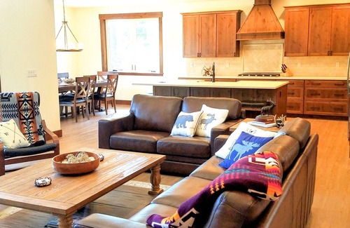 Cle Elum Casa | MUST SEE Suncadia Luxury -hot tub -fire pit -on golf course -central location