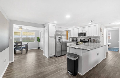 Holiday Casa | Cozy 2 BR home close to Beaches and Sponge Docks!