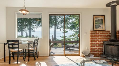 Freeland Casa | Mutiny Bay Waterfront Cabin by AvantStay Views