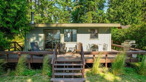 Freeland Casa | Mutiny Bay Waterfront Cabin by AvantStay Views
