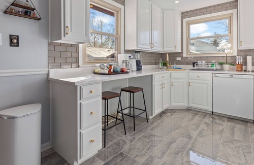 Oak Forest Casa | My Prima Karina BEAUTIFUL 4bd 2ba in quiet Chicago Suburb