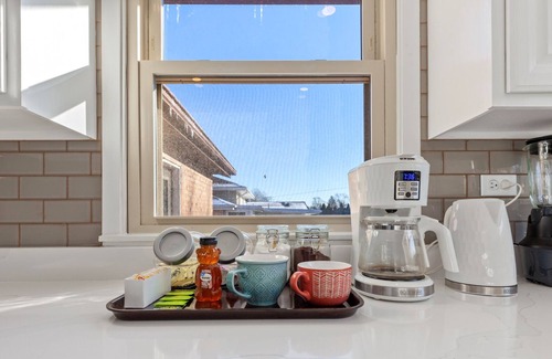 Oak Forest Casa | My Prima Karina BEAUTIFUL 4bd 2ba in quiet Chicago Suburb