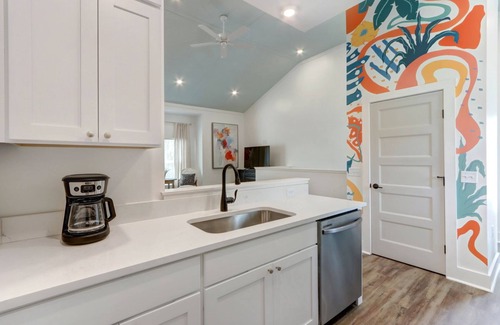 Thunderbolt Cabaña | My Sunny Day - Airy Loft W/ Mural - 5 Min to SAV By Lucky Savannah