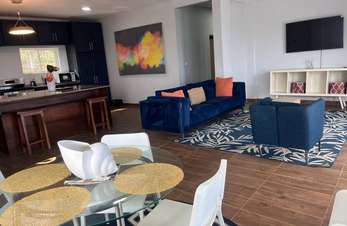 Freetown Apartamento | Myneya Views - 3 bed 2 bathroom serviced apartment