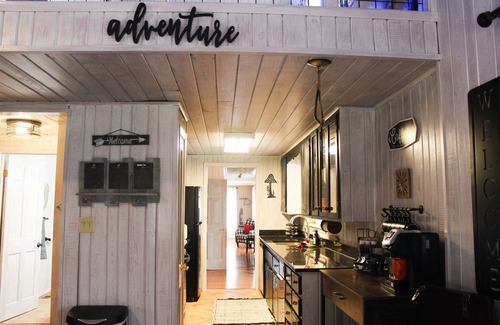 Raccoon Ridge Cabina | Mystical River Cabin | Themed Rooms & Hot Tub