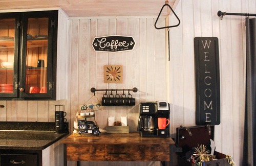 Raccoon Ridge Cabina | Mystical River Cabin | Themed Rooms & Hot Tub