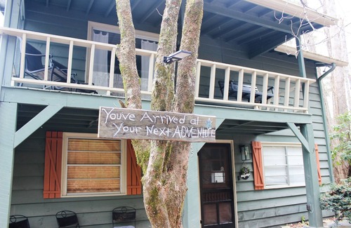 Raccoon Ridge Cabina | Mystical River Cabin | Themed Rooms & Hot Tub