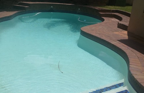 Primrose Apartamento | Naisar Royal White Apartment