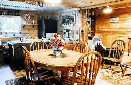 Norristown Cabina | Nana + Papa's Place: Rustic Pondside Cabin