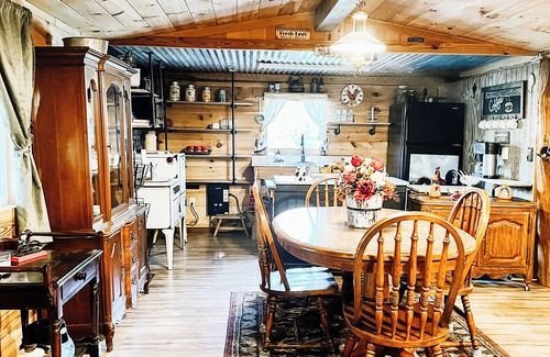 Norristown Cabina | Nana + Papa's Place: Rustic Pondside Cabin