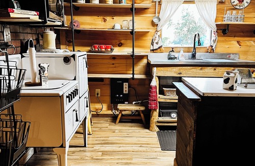 Norristown Cabina | Nana + Papa's Place: Rustic Pondside Cabin