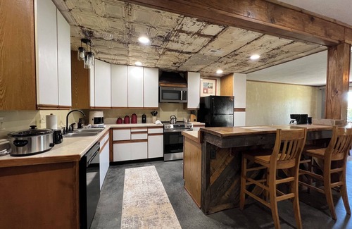 Bouvet Island Casa | Nanny's Place-Cozy Entire Home Getaway B&B by Shawnee Hills Wine Trail and Parks