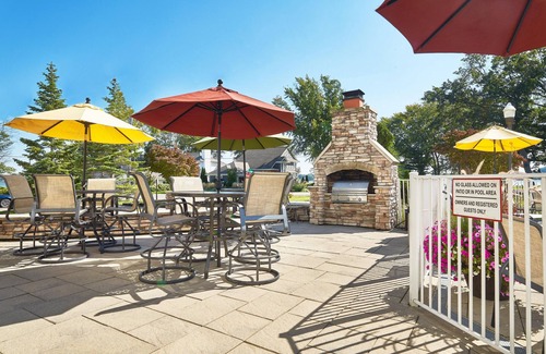 Holland Chalet De Esquí | "Nantucket 3 Bedroom" Beach House on Lake Street Luxury Townhome, Pool, Hot Tub, Near Lake and Beaches