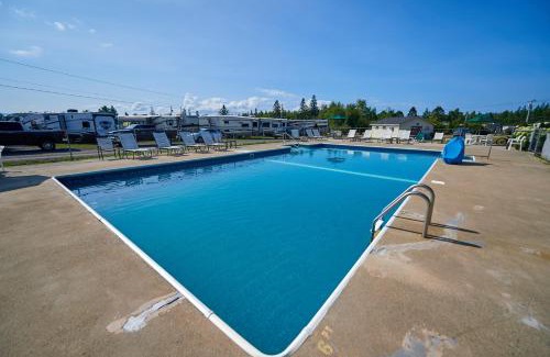 Trenton Complejo | Narrows Too Camping Resort Cottage 11
