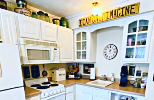 Nashville Apartamento | Nashville Suite #2: Pet Friendly, Steps Away from Shops and Restaurants.