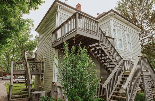 Nashville Apartamento | Nashville Suite #2: Pet Friendly, Steps Away from Shops and Restaurants.